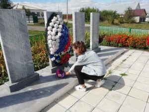 Учащиеся - волонтёры возложили цветы к обелиску Памяти