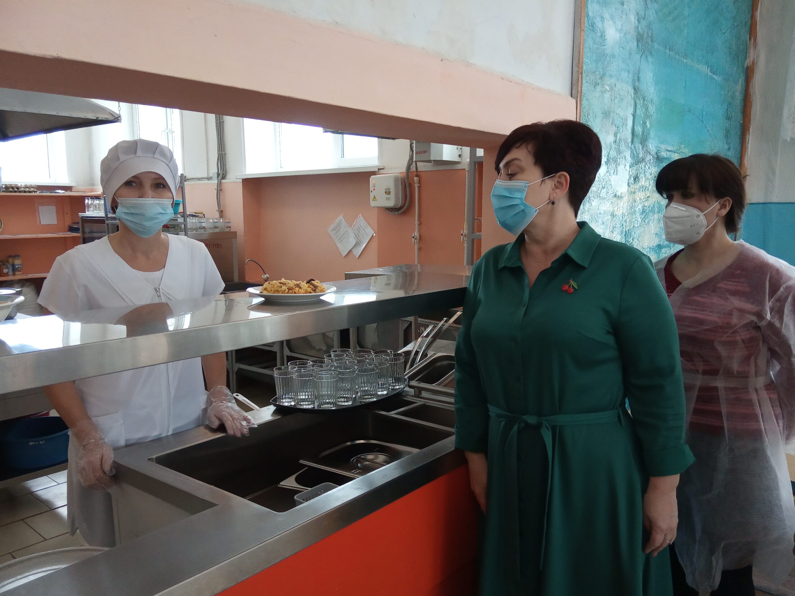 проверяющий на кухне общепита. организация питания в полевых условиях. открываем новую столовую. проверка организации питания. проверка организации питания.